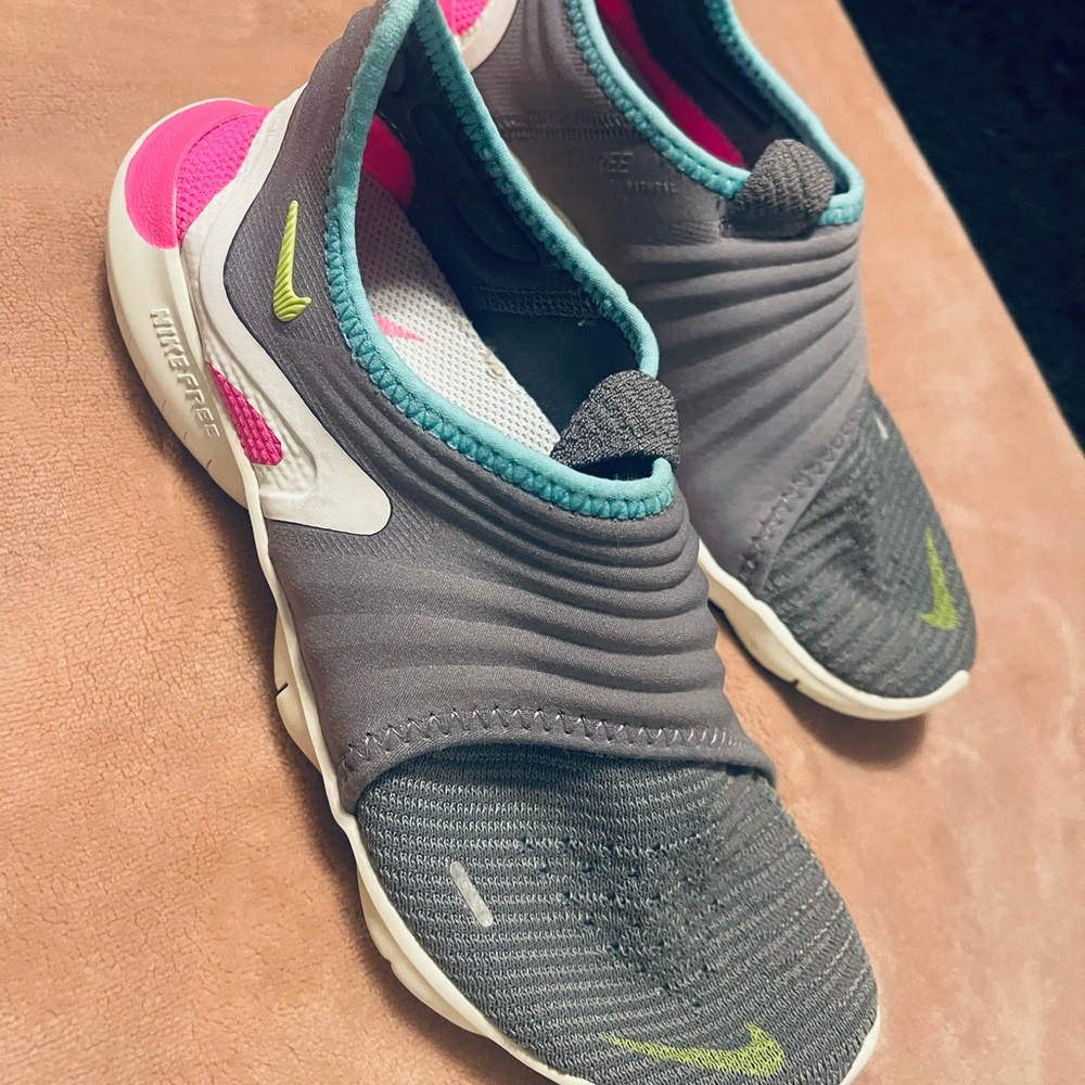 Nike running free rn flyknit girls size 3Y